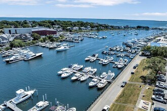 135 Scranton Ave in Falmouth, MA - Building Photo - Building Photo