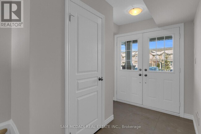 6 Mayland Trl in Hamilton, ON - Building Photo - Building Photo