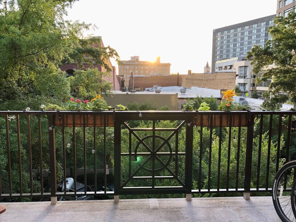 10 E Washington St, Unit #3C in Greenville, SC - Building Photo