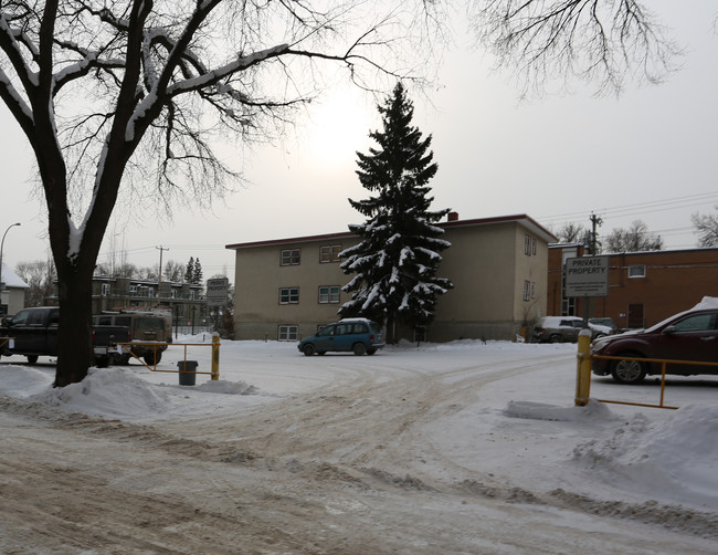 Queen Anne Apartments in Edmonton, AB - Building Photo - Building Photo