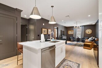 19 Washington St in Saratoga Springs, NY - Foto de edificio - Building Photo