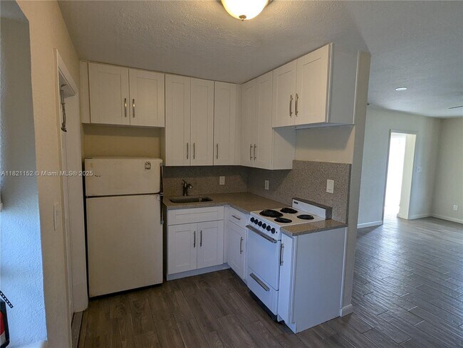 2210 Johnson St in Hollywood, FL - Building Photo - Building Photo