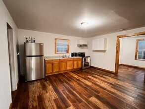 104 1st St, Unit Apartment B in Cynthiana, KY - Building Photo - Building Photo