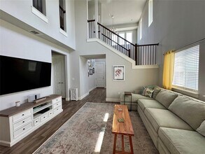 8013 Izetta Ln in Austin, TX - Foto de edificio - Building Photo