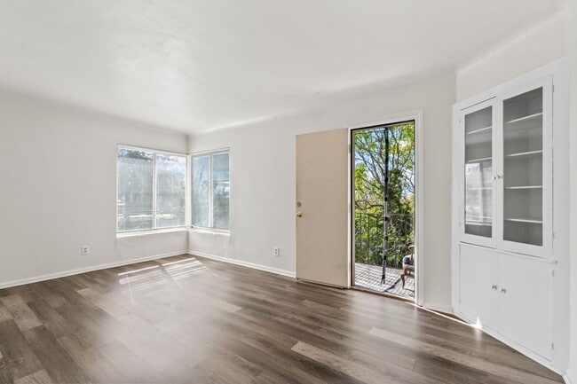 76 W Apricot Ave