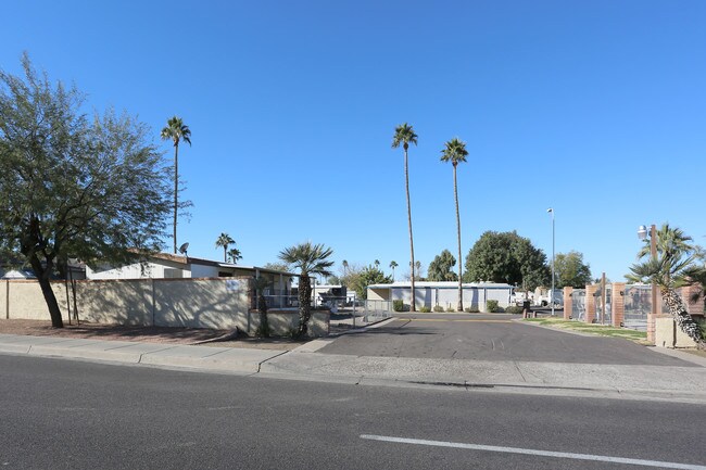 Royal Glen Mobile Home Park in Glendale, AZ - Foto de edificio - Building Photo
