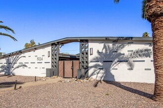 Palm View Manor in Phoenix, AZ - Building Photo - Building Photo