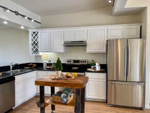 2333 Caringa Way in Carlsbad, CA - Building Photo - Building Photo