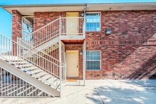 2220 Santa Cleotilde Ave, Unit 4 in Laredo, TX - Building Photo