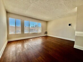 7555 Linda Vista Rd in San Diego, CA - Building Photo - Building Photo