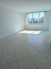17890 W Dixie Hwy in North Miami Beach, FL - Building Photo - Building Photo