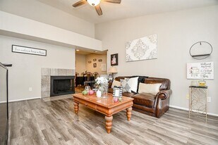 8055 Cambridge St in Houston, TX - Building Photo