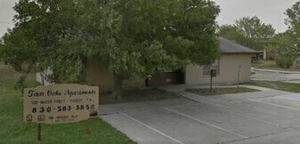 120 Water St in Kenedy, TX - Building Photo