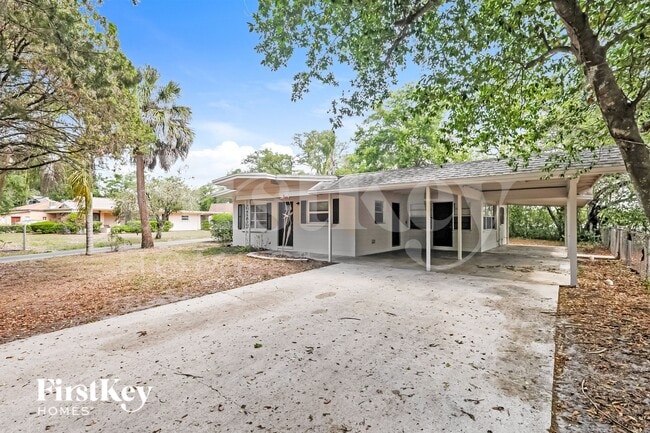 9305 N Forest Hills Dr in Tampa, FL - Foto de edificio - Building Photo