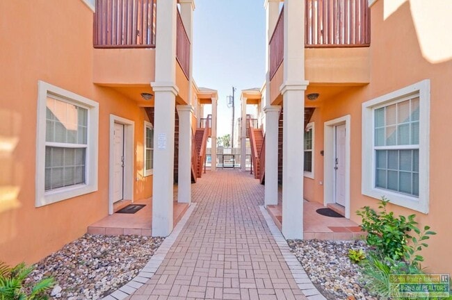 102 E Capricorn Dr in South Padre Island, TX - Building Photo - Building Photo