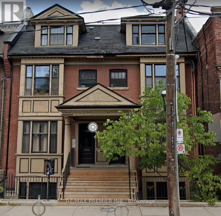 196-196 Carlton St. in Toronto, ON - Building Photo