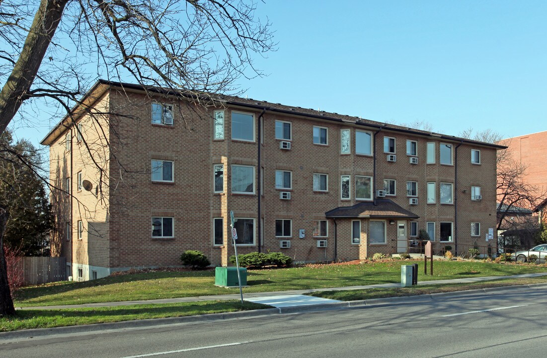 180 Centre St S in Oshawa, ON - Building Photo