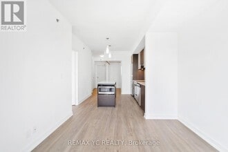 203 College St in Toronto, ON - Building Photo - Building Photo