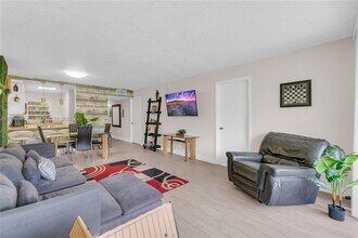 9410 Poinciana Pl in Davie, FL - Building Photo - Building Photo