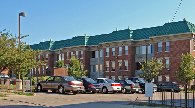 Saratoga Place Apartments in Newport, KY - Foto de edificio - Building Photo