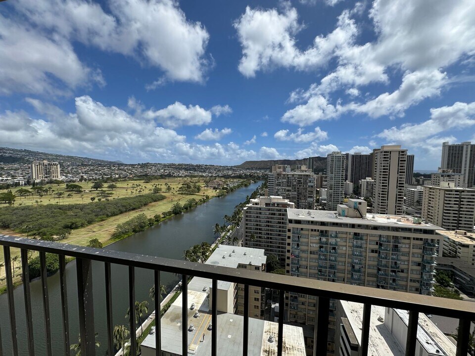2345 Ala Wai Blvd in Honolulu, HI - Building Photo