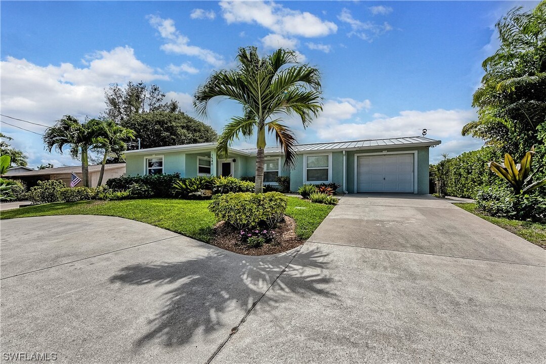 1540 Curlew Ave in Naples, FL - Foto de edificio