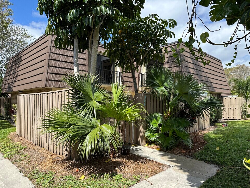 308 3rd Ct in Palm Beach Gardens, FL - Building Photo