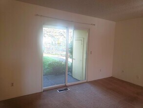 619 N Hayden Bay Dr in Portland, OR - Building Photo - Building Photo