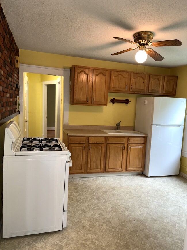 62 George St, Unit 1 in Bristol, CT - Foto de edificio - Building Photo