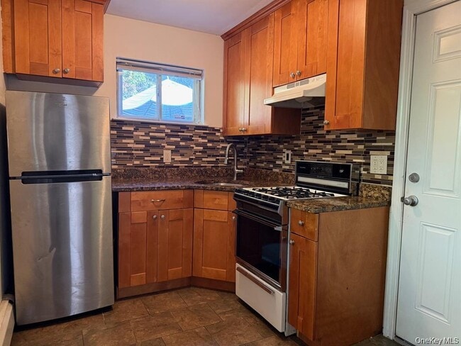 2 Harbor Cir in Centerport, NY - Building Photo - Building Photo