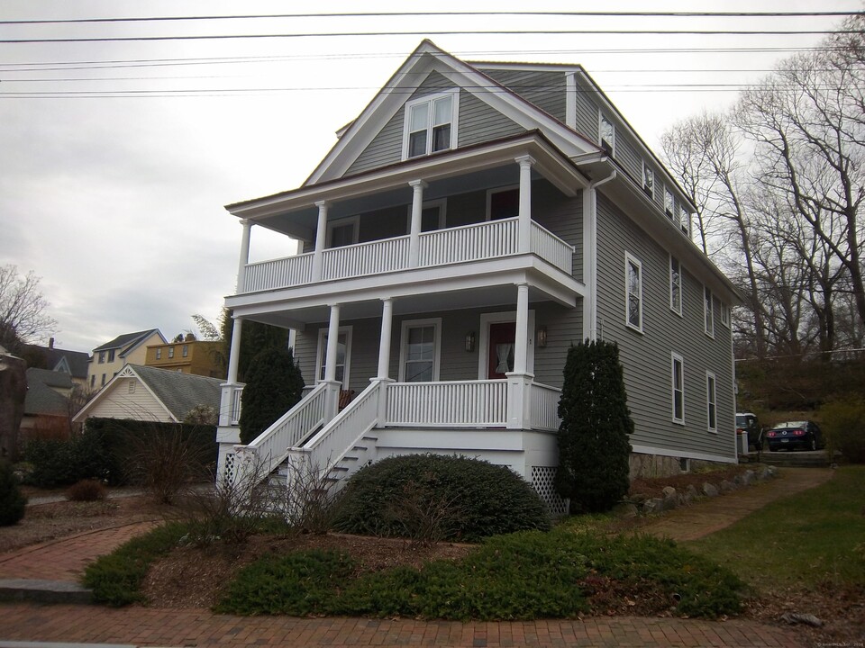 1 Latham St in Groton, CT - Building Photo