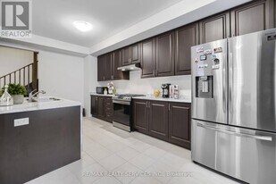 17 Lowes Hill Cir in Caledon, ON - Building Photo