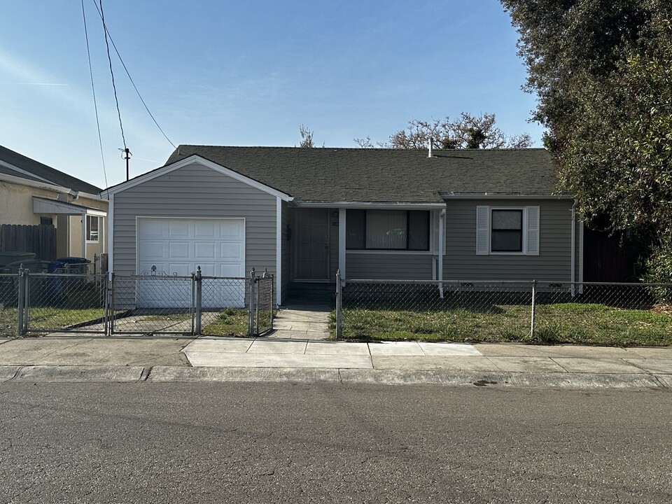 1105 Frederick Rd in San Leandro, CA - Building Photo