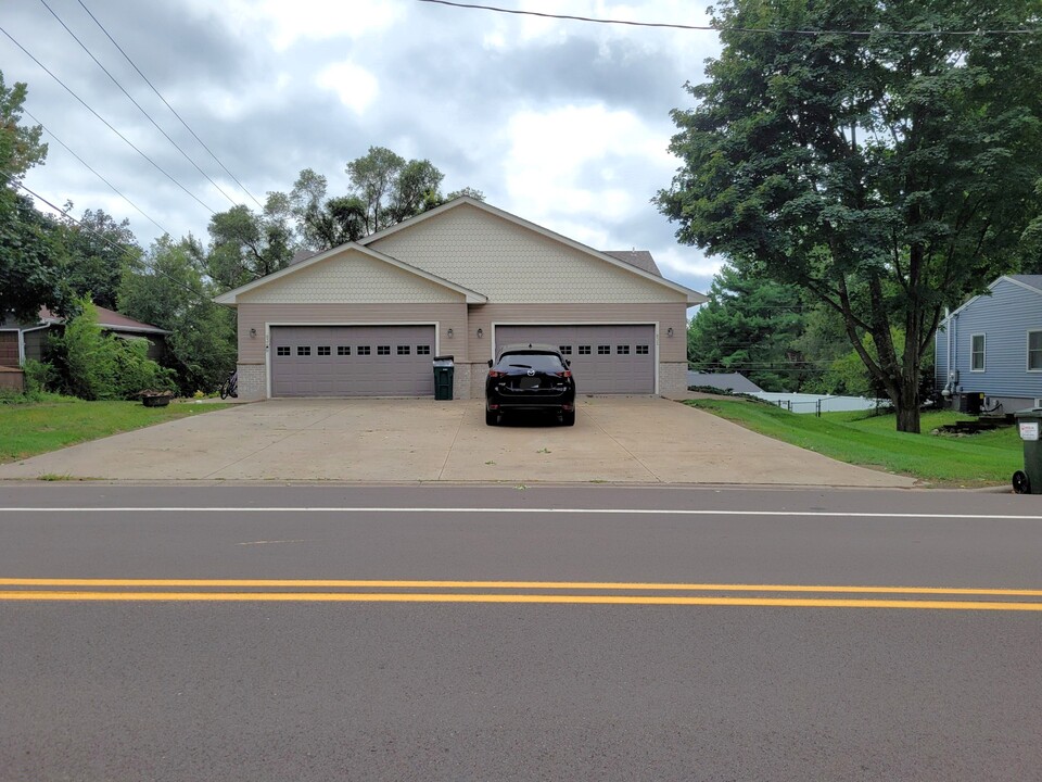 832 Laurel Ave in Hudson, WI - Foto de edificio