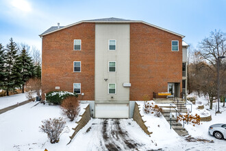 Roseville Commons in Roseville, MN - Foto de edificio - Building Photo