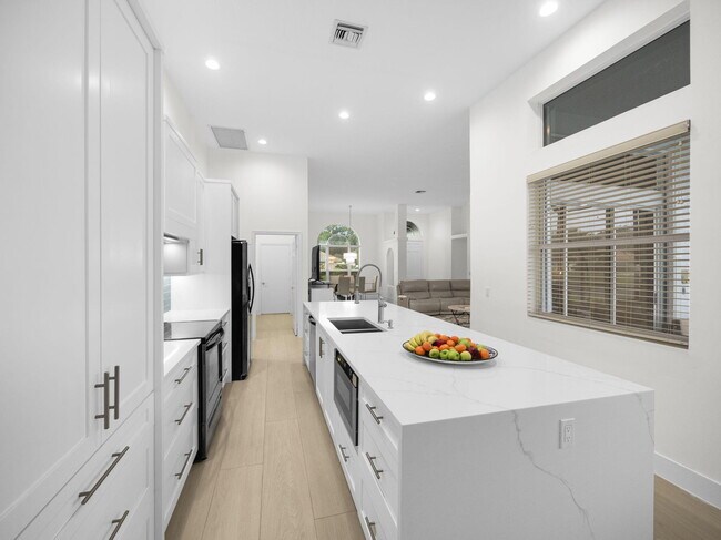 9070 Cypress Hollow Dr in Palm Beach Gardens, FL - Foto de edificio - Building Photo