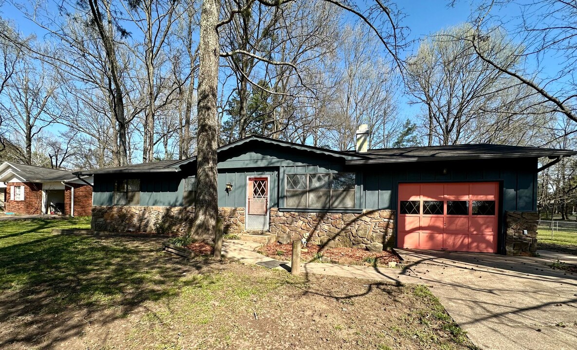 70 W Walker Dr in Dover, AR - Building Photo
