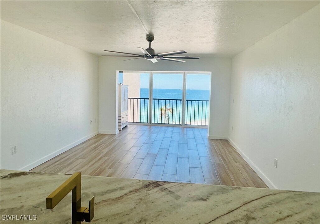 25820 Hickory Blvd in Bonita Springs, FL - Foto de edificio