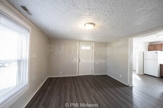 2142 W US Hwy 40, Unit 17 in Greenfield, IN - Foto de edificio - Building Photo