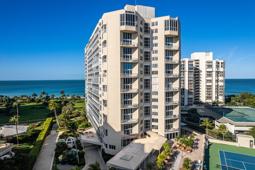 Savoy Condominium in Naples, FL - Foto de edificio