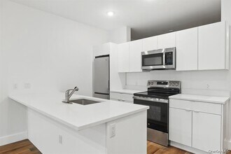 201 E Post Rd in White Plains, NY - Building Photo - Building Photo