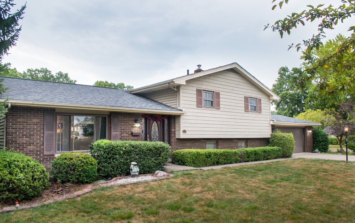 24420 S Oxford Oval in North Olmsted, OH - Building Photo