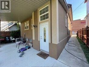 330 Elliott St W in Windsor, ON - Foto de edificio - Building Photo