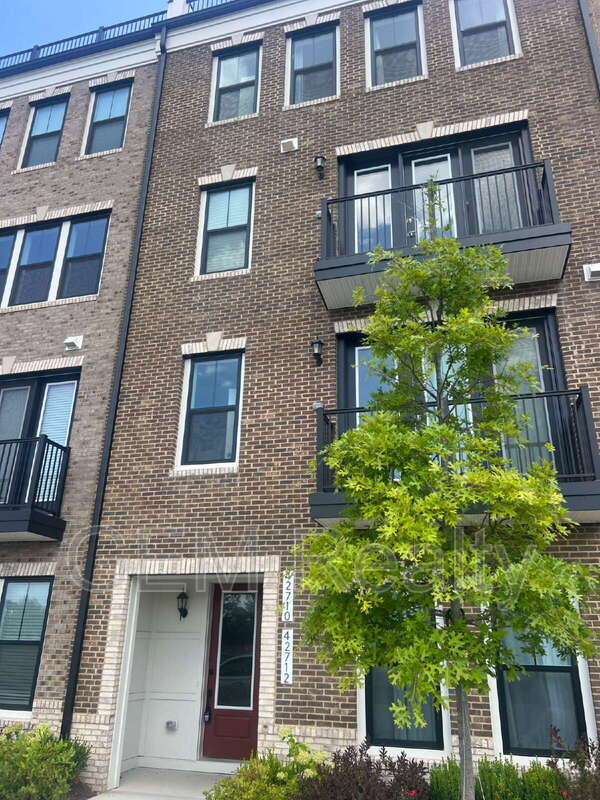 42710 Darala Dr in Ashburn, VA - Building Photo - Building Photo