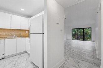 330 W Park Dr in Miami, FL - Building Photo - Building Photo