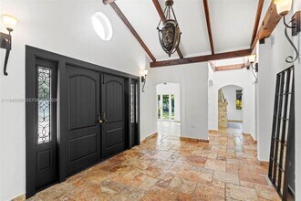 7975 Sunset Dr in Miami, FL - Building Photo - Building Photo