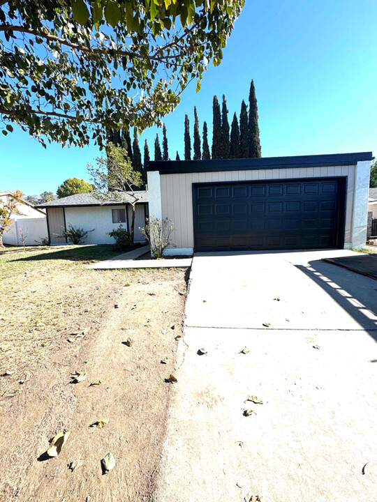 1555 Pepper Ct in Highland, CA - Building Photo