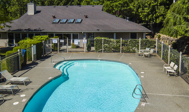 Bay Club Apartments in Des Moines, WA - Building Photo - Building Photo