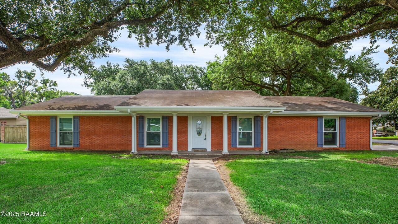100 Dunlieth Dr in Lafayette, LA - Building Photo