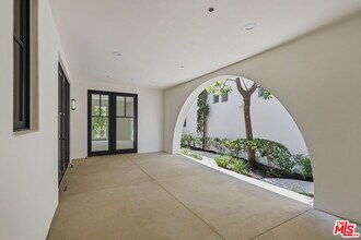 13079 Bluff Creek Dr in Los Angeles, CA - Building Photo - Building Photo